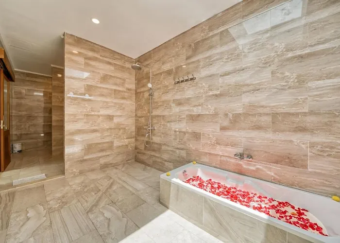 Quiet 2br With Ocean View In 别墅 *